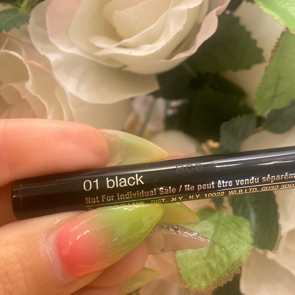 Clinique pretty easy liquid eye lining pen in 01 black🖤 - Picture 2 of 3